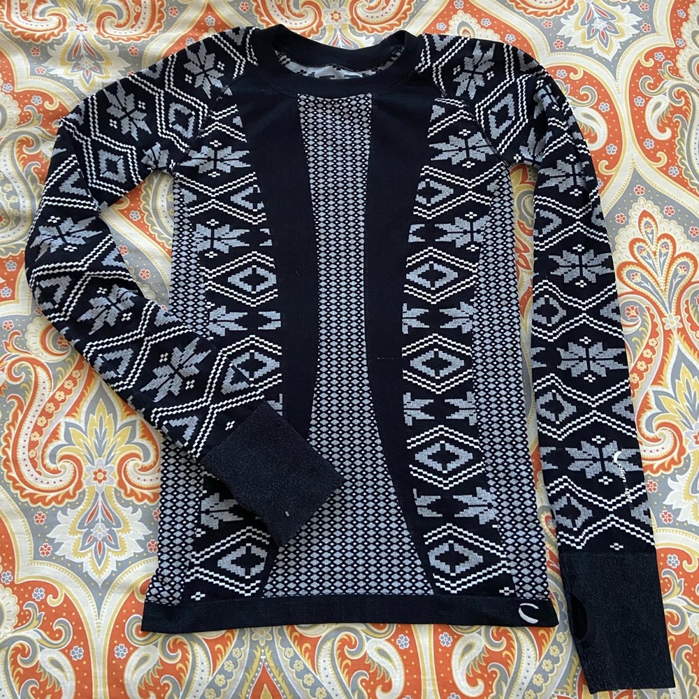 Seamless active top with thumb holes